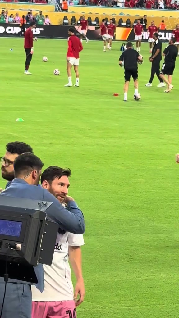 網友實拍梅西熱身后來到場邊先擁抱赫迪拉后擁抱維埃里