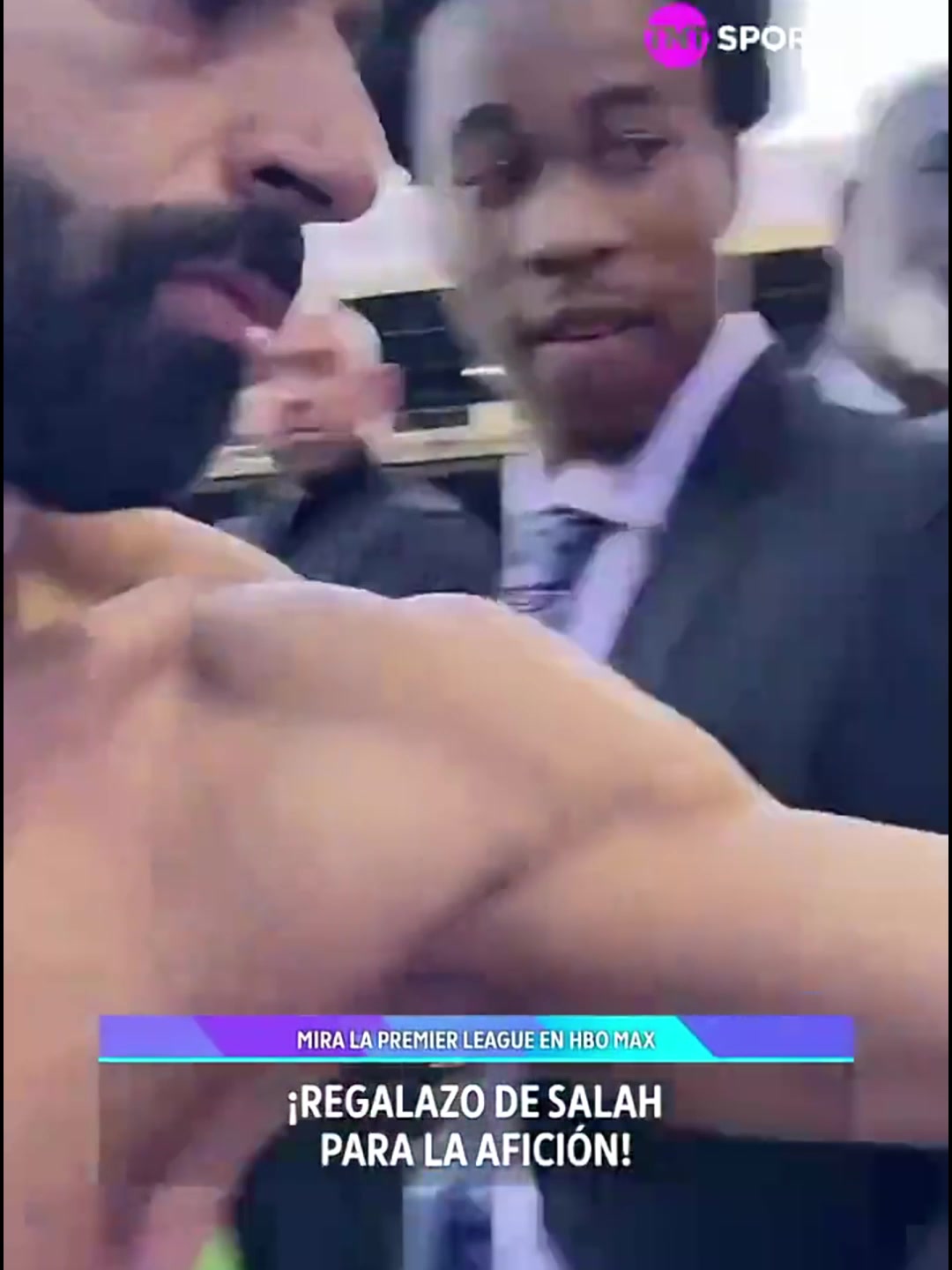 臥底實(shí)錘了薩拉赫賽后大度把球衣給了水晶宮小球迷