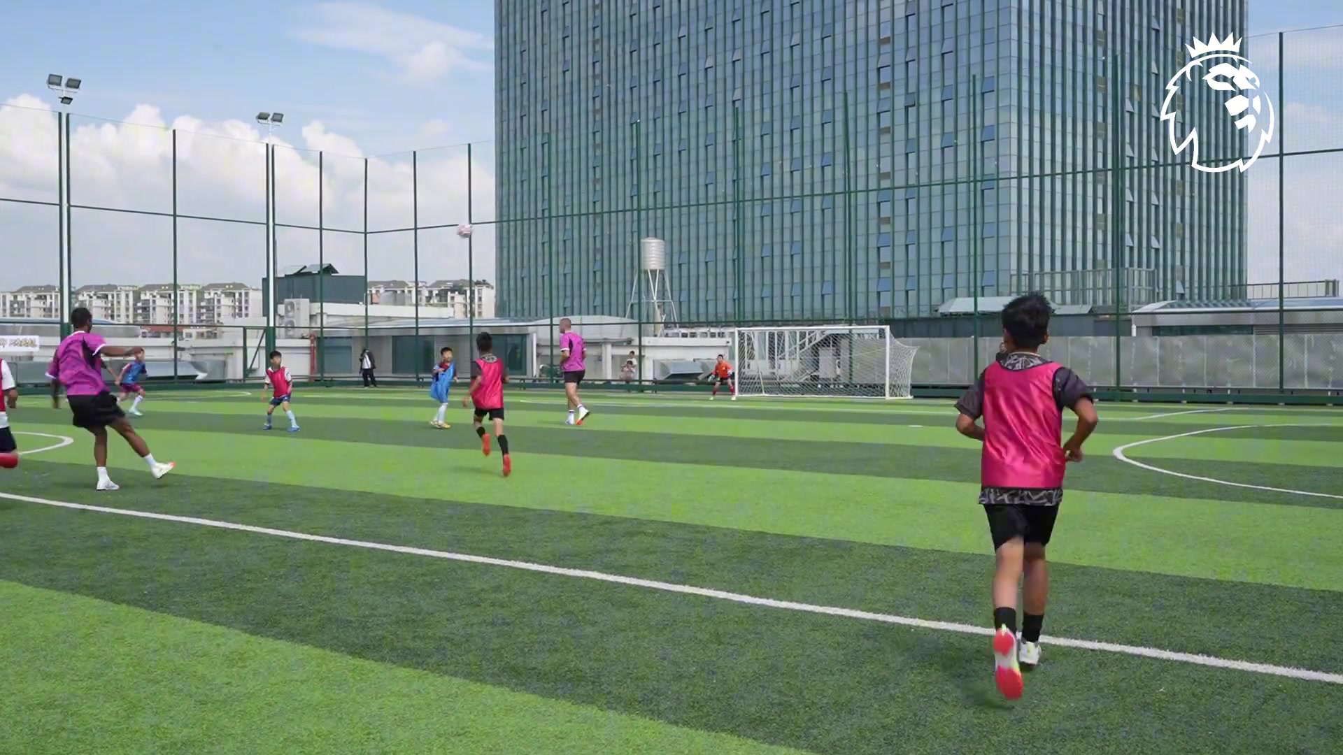 前英超球星現(xiàn)身昆明野球場面對小學(xué)生重拳出擊