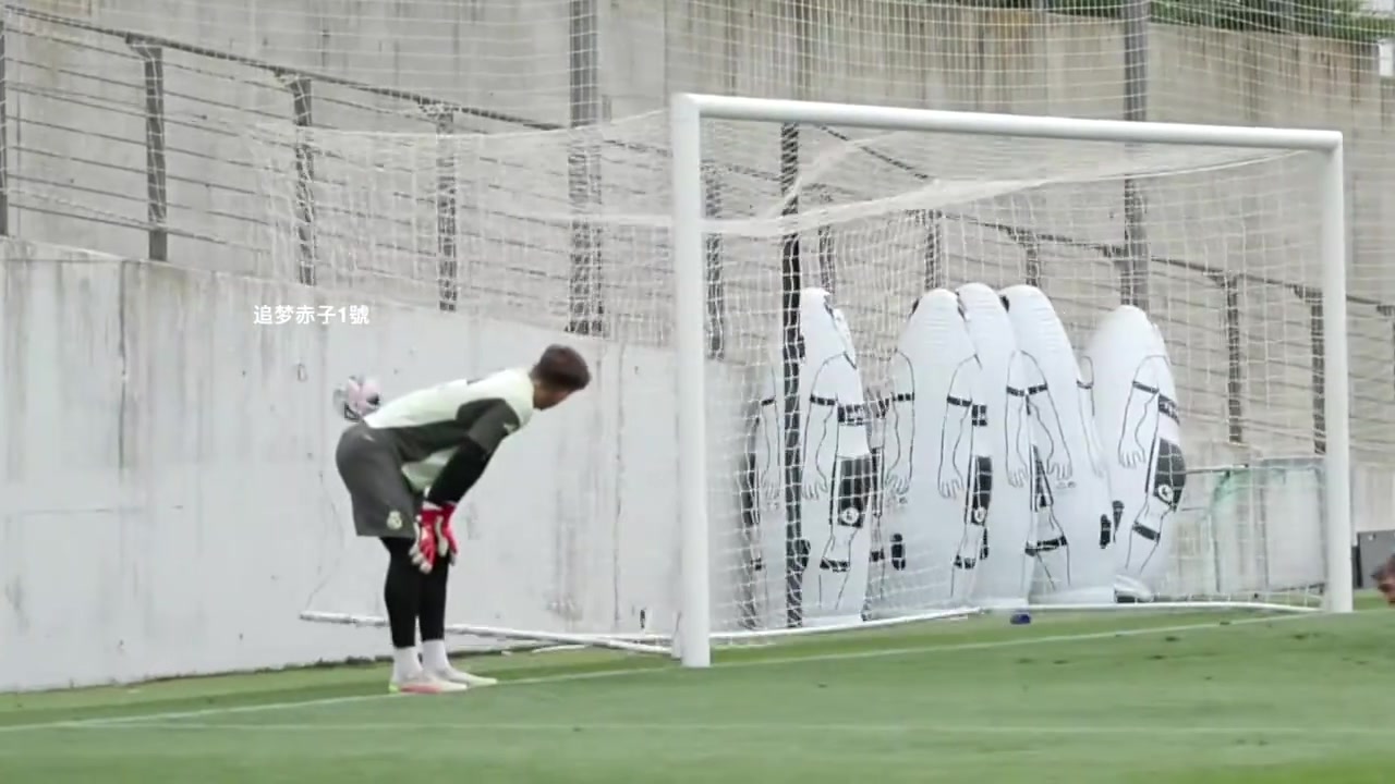 皇馬隊內(nèi)訓練新援阿隆索親自上陣