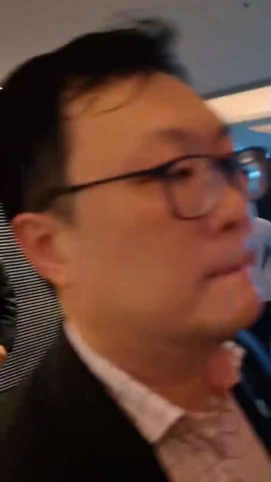 人氣火爆C羅走出酒店電梯為蹲守酒店的球迷簽名