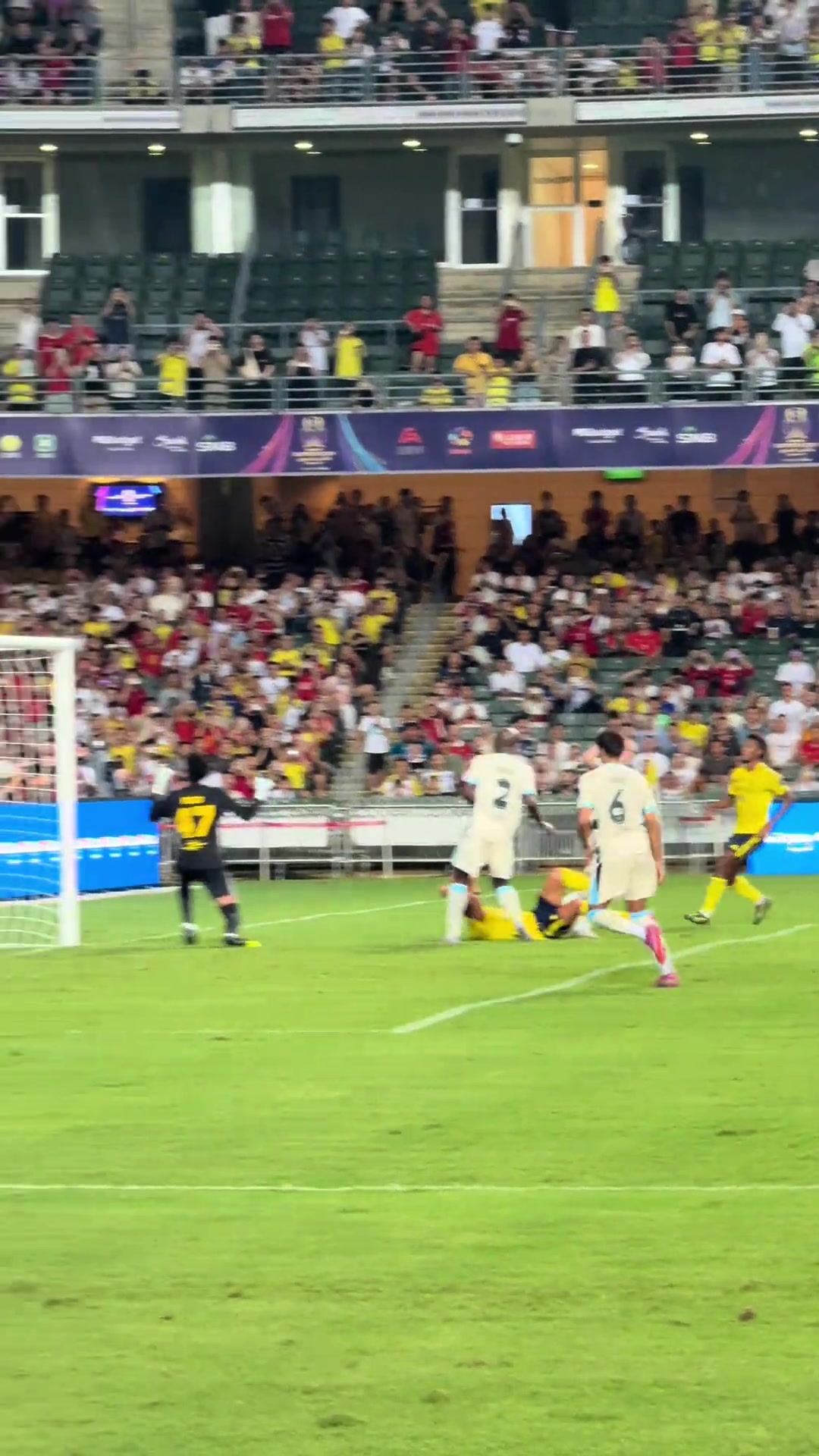 C羅展示逆天彈跳但身后被對手下黑手