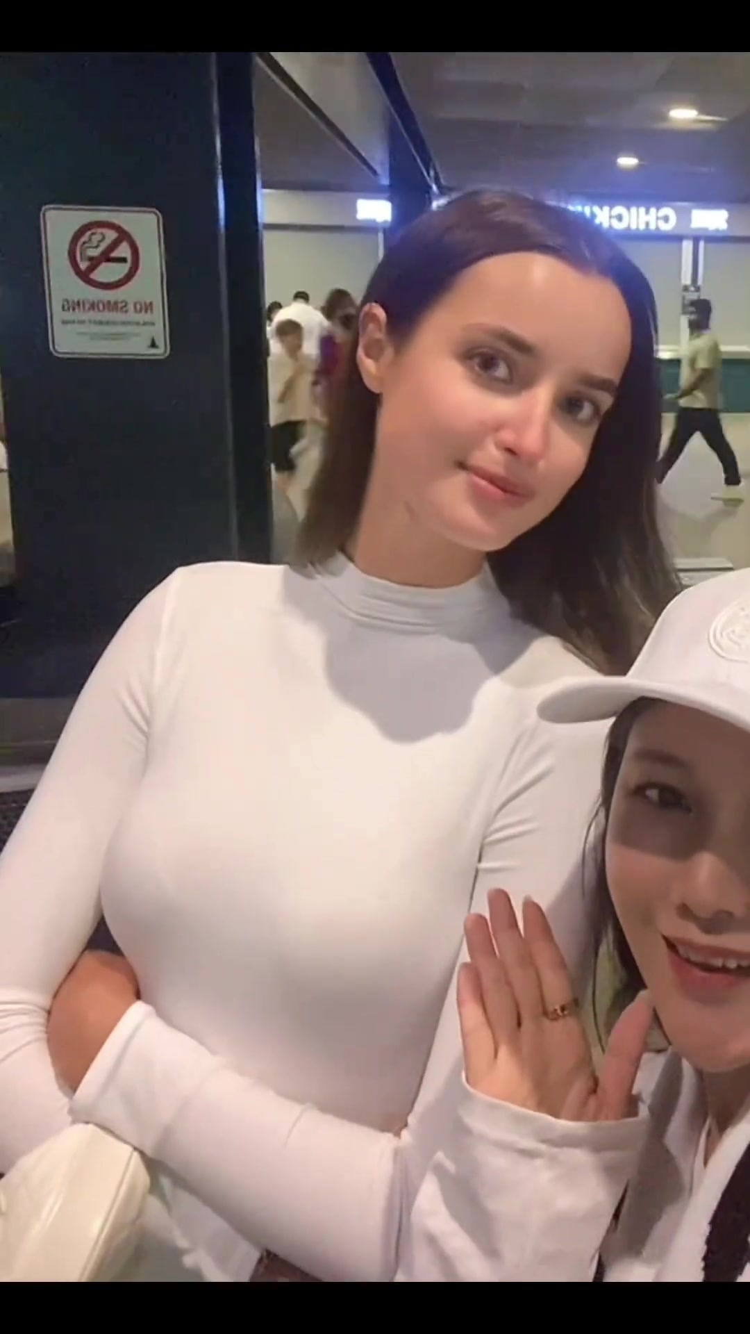 阿諾德眼光真不錯球迷世俱杯看皇馬比賽偶遇阿諾德女友