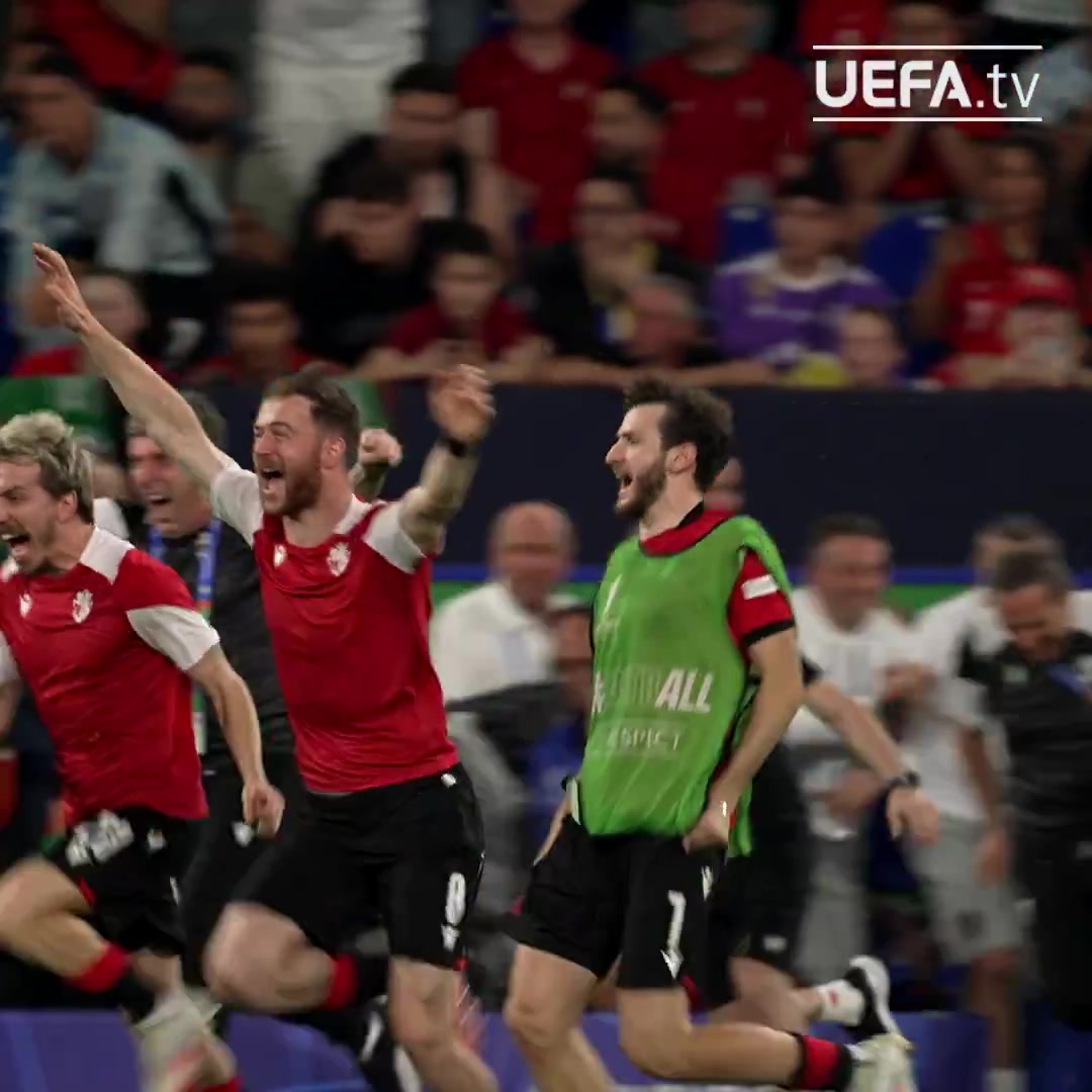 K77甚至還沒(méi)慶祝就朝C羅走去這表達(dá)了真正的敬意