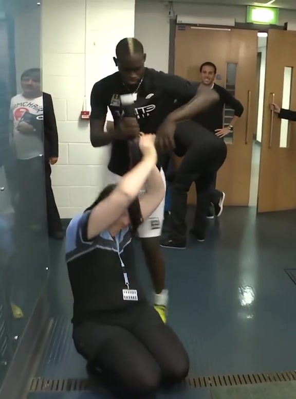 怪才網(wǎng)友盤點(diǎn)巴洛特利生涯中的各種迷之操作