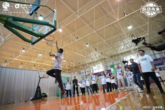 中國(guó)人壽新疆分公司舉辦“一日球員 反客為主”CBA探營(yíng)活動(dòng)