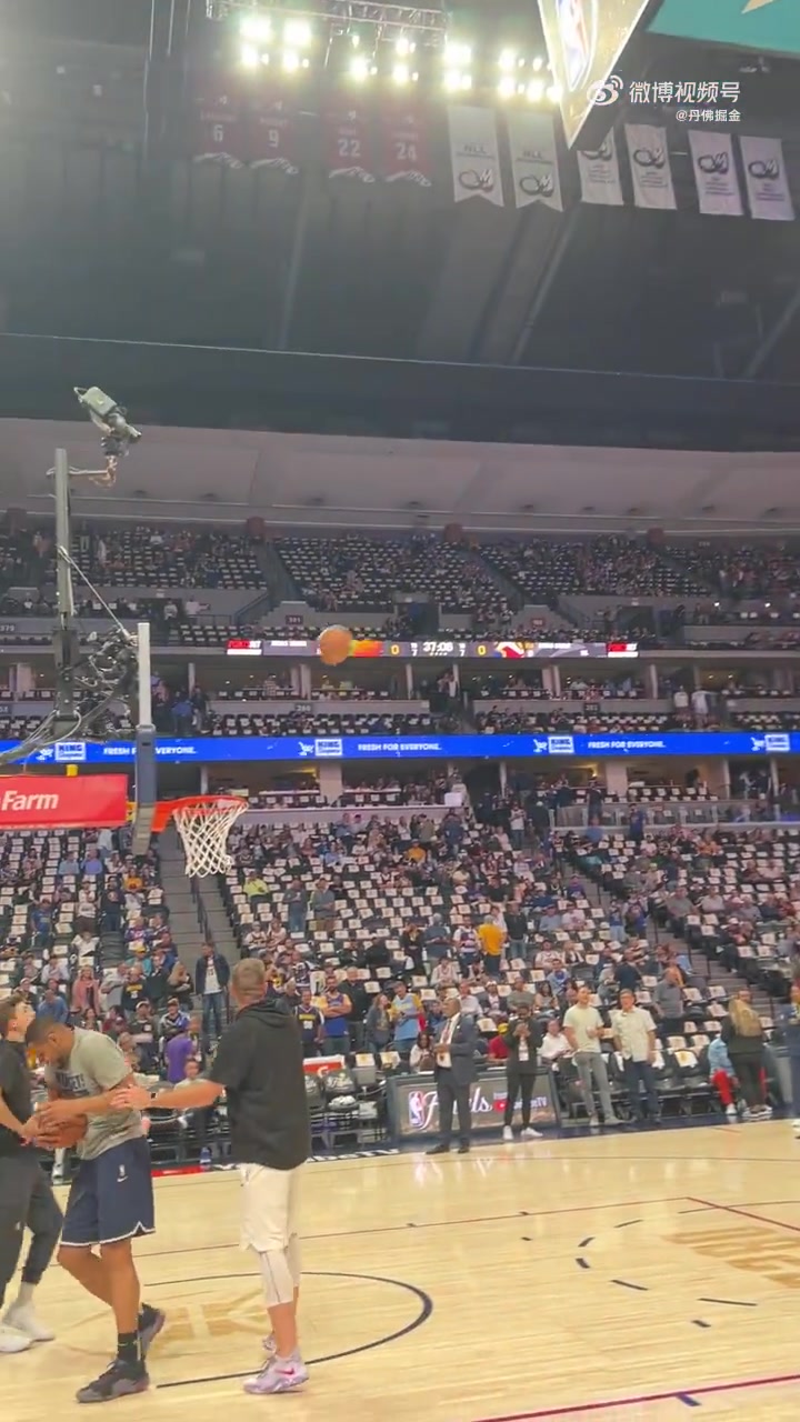 再?zèng)_一把FMVP賽前穆雷中場(chǎng)三分負(fù)角度 一氣呵成