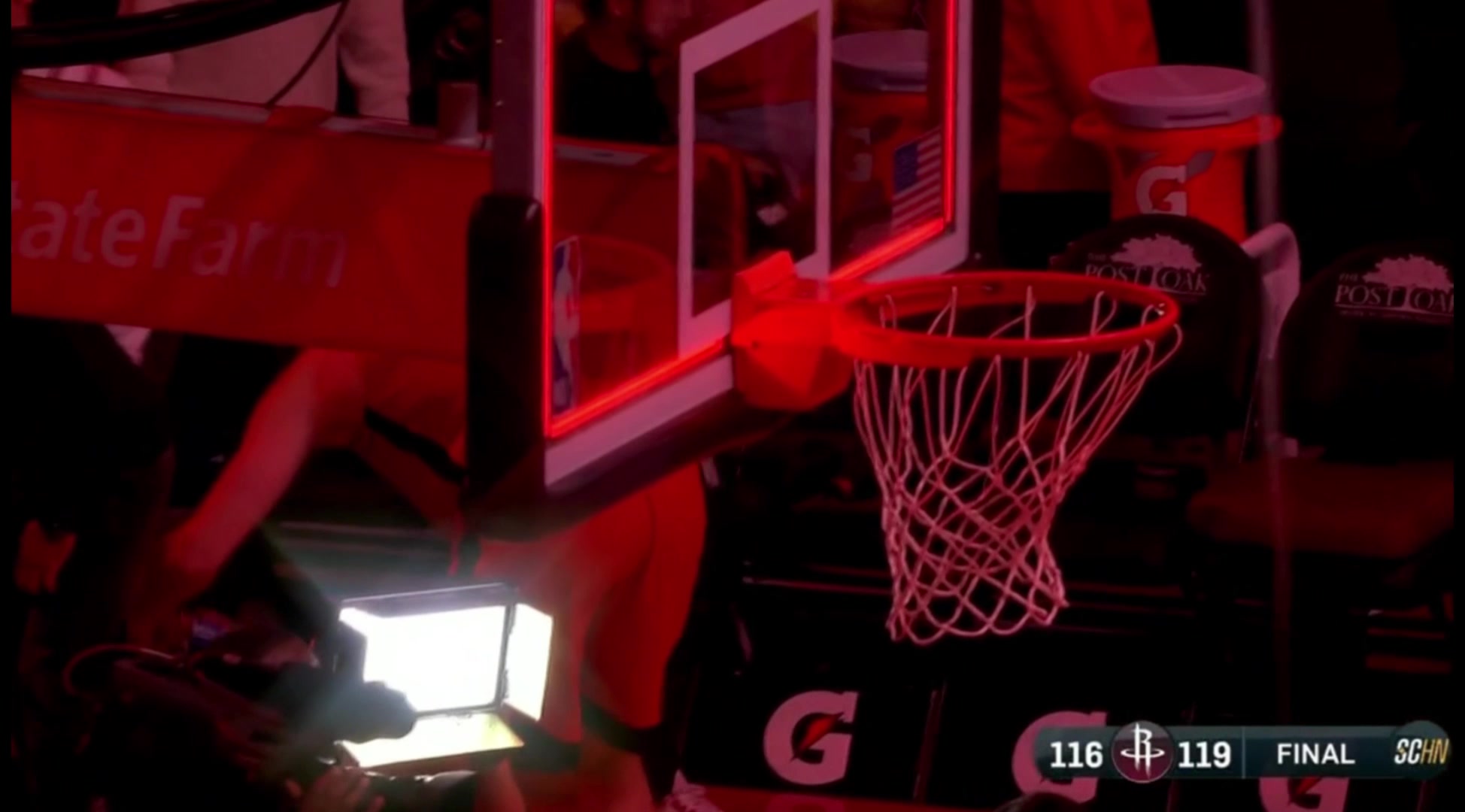 38分絕對功臣范弗里特接受女記者采訪 喜提申京澆水大禮