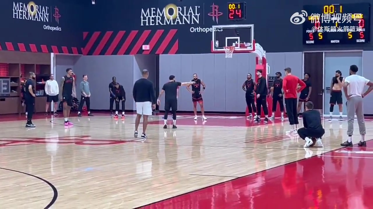 范喬丹在火箭隊內(nèi)訓(xùn)練的樣子仿佛是火箭的第二個教練