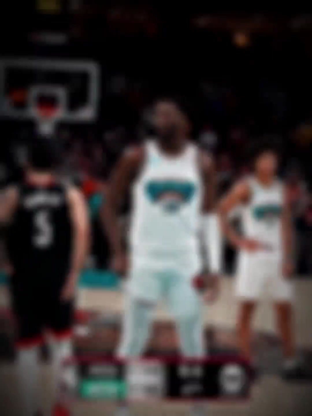 還有這種招范喬丹抹了把汗路過時(shí)擦在準(zhǔn)備罰球的小賈倫手上