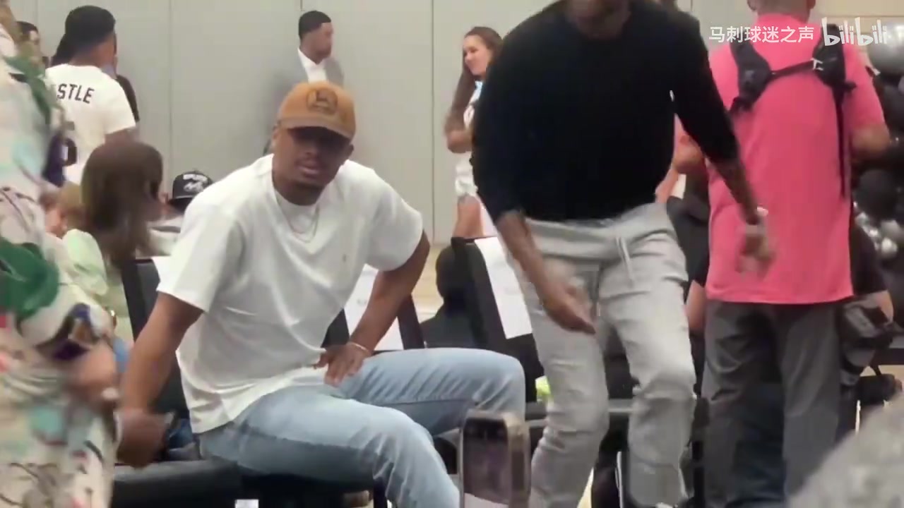 馬刺大聚會馬刺發(fā)布會花絮鄧肯一頭秀發(fā)?？怂?jié)M臉笑容