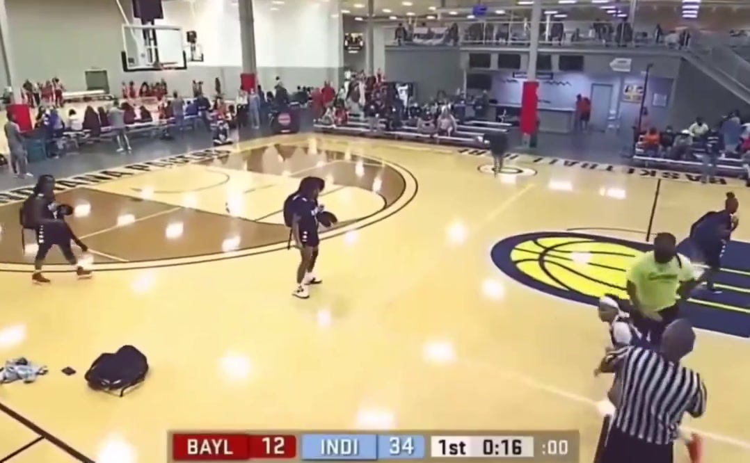 現(xiàn)場(chǎng)UFC美國(guó)AAU賽事一場(chǎng)比賽中球員家長(zhǎng)同裁判大打出手