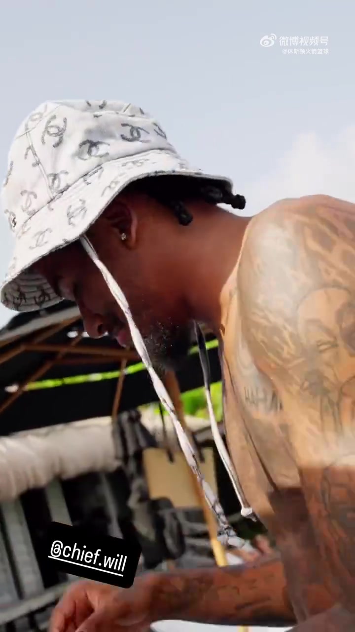 邊度假邊訓(xùn)練杰倫-格林這裝備讓人有點(diǎn)看不懂哇