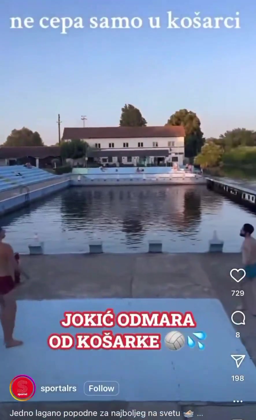 好悠哉啊休賽期的約老師就穿條大褲衩玩排球