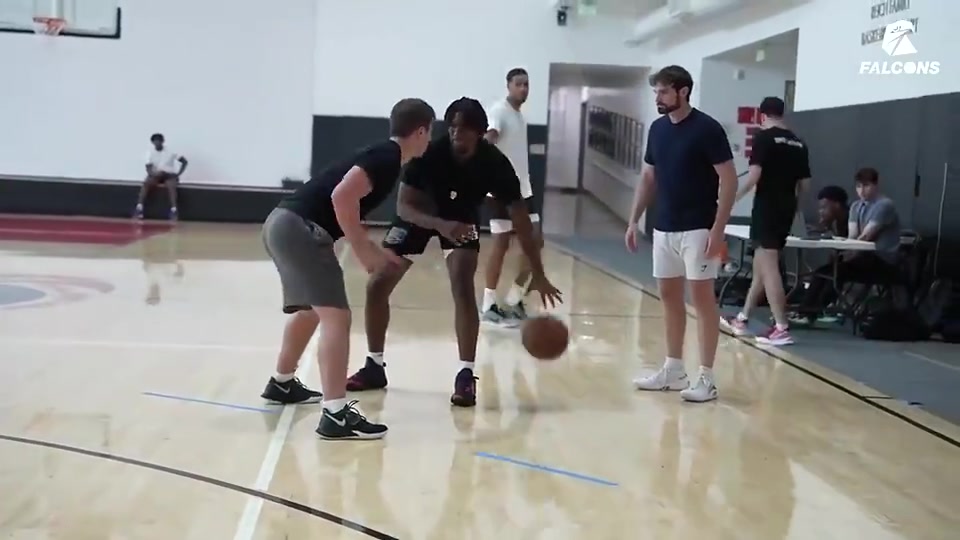 曾經(jīng)一起訓(xùn)練的三人目前來(lái)看哈利應(yīng)該是最出眾的