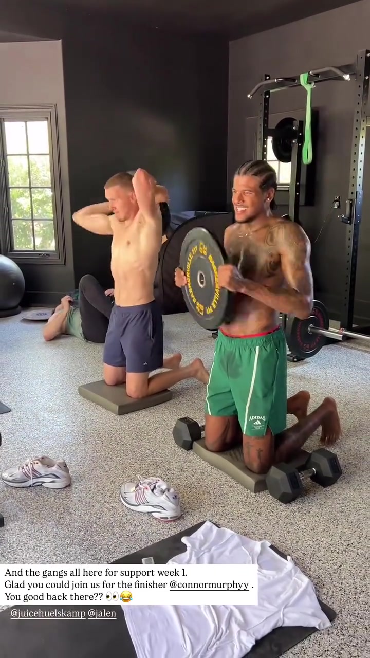 旁邊是迪文岑佐杰倫-格林光膀子手拿杠鈴板在健身房操練