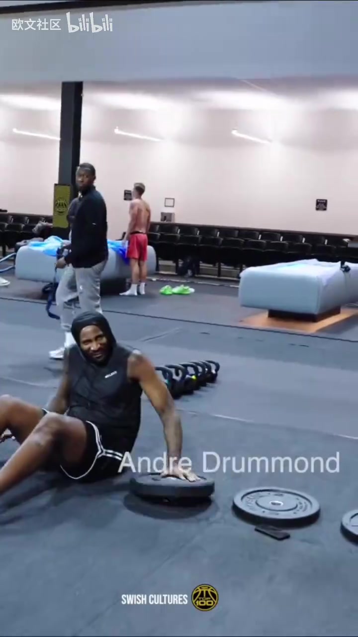 滿級(jí)大佬們就在眼前歐文現(xiàn)身NPBA訓(xùn)練營(yíng)與伊戈達(dá)拉等朋友見面