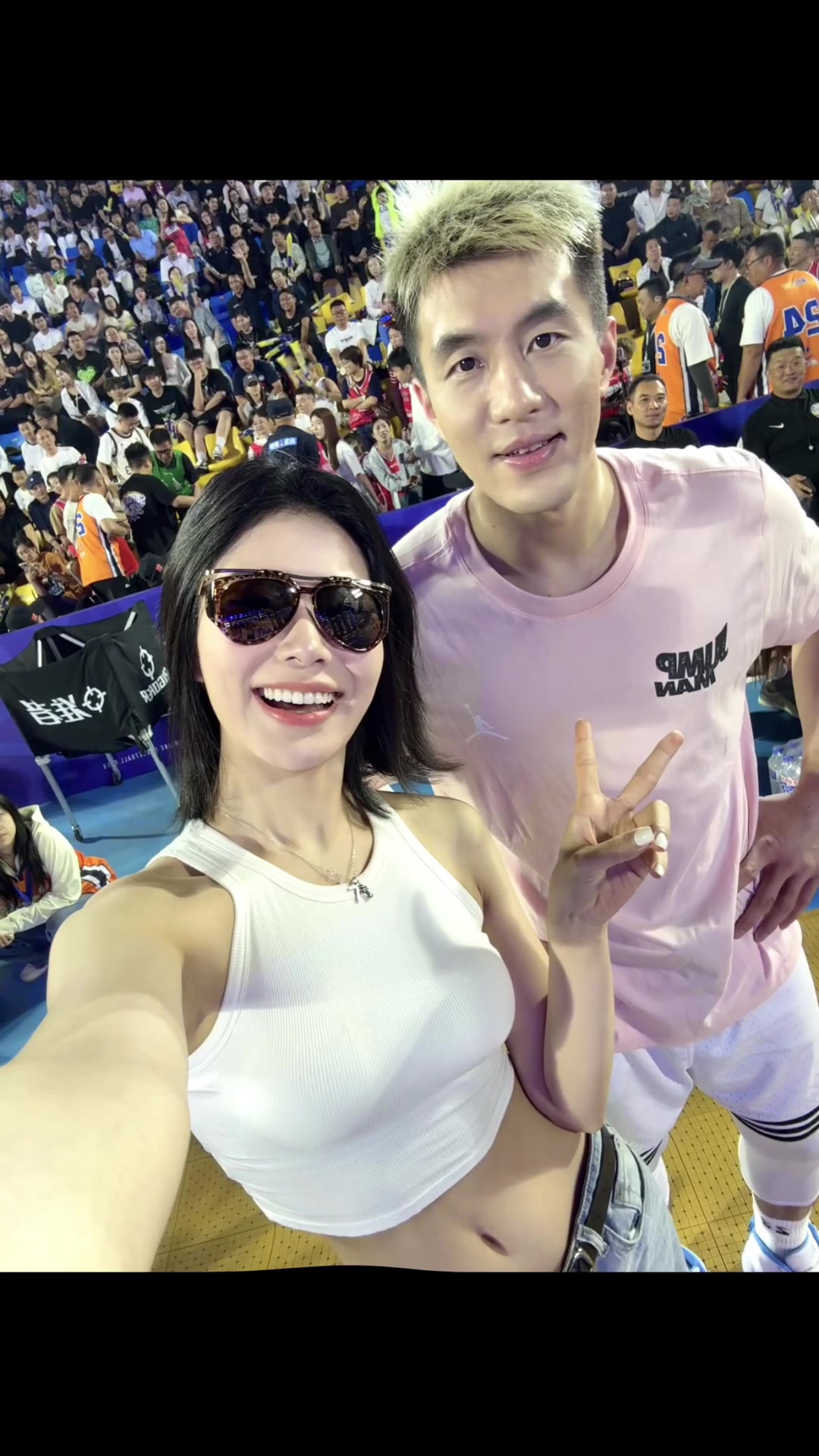 身材亮眼網(wǎng)紅美女曬與郭艾倫合影 高尚前來評論區(qū)點贊