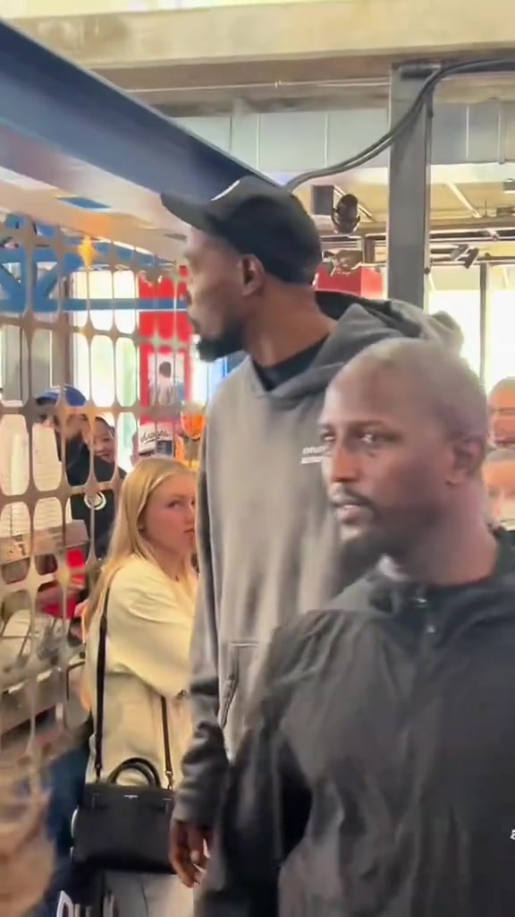 氣質(zhì)依然無(wú)敵深陷交易流言的杜蘭特現(xiàn)身活動(dòng)與歐冠獎(jiǎng)杯合影