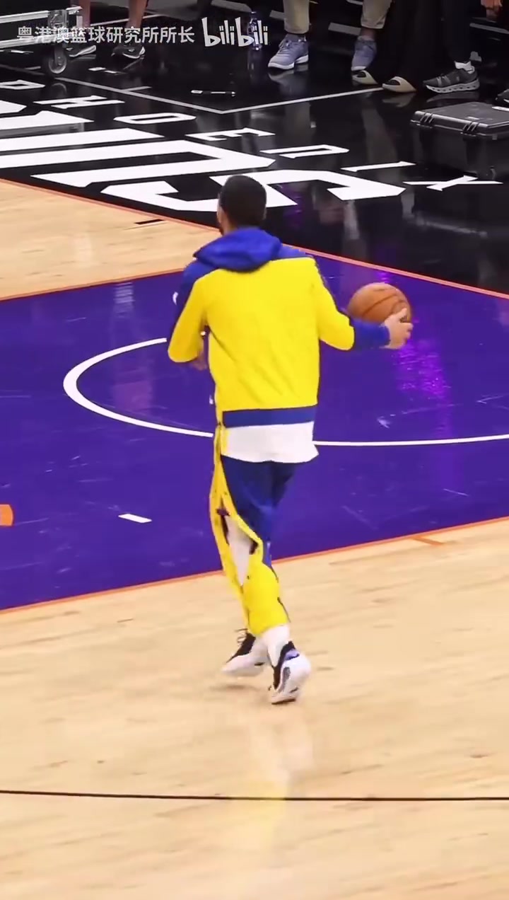 寫(xiě)意球員們放松狀態(tài)下的熱身動(dòng)作誰(shuí)的動(dòng)作最有觀賞性