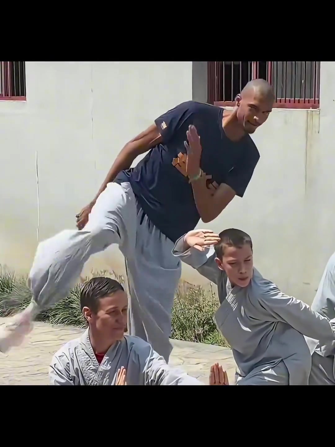 是真的在閉關(guān)修行啊文班苦練少林功夫第一高僧秀起了側(cè)踢