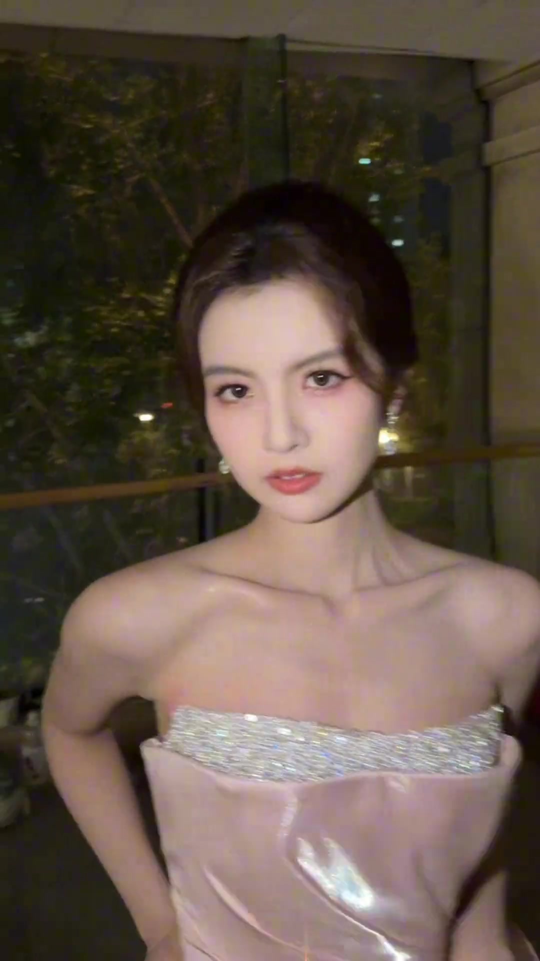 女主播煉煉曬視頻幸福又閃亮的日子畢業(yè)紅毯后隨拍