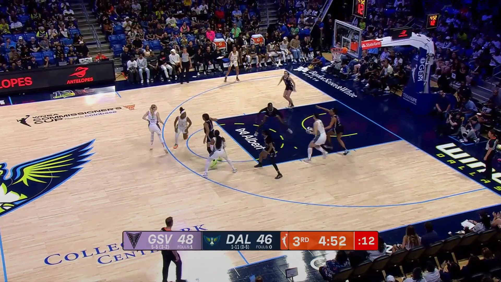 飛翼生涯首球李月汝無懼貼防持球單打強(qiáng)硬切入左手拋進(jìn)