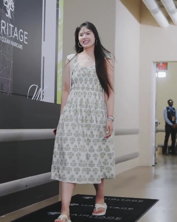 李月汝賽前穿著裙子入場這么看小寶真的很可愛呀