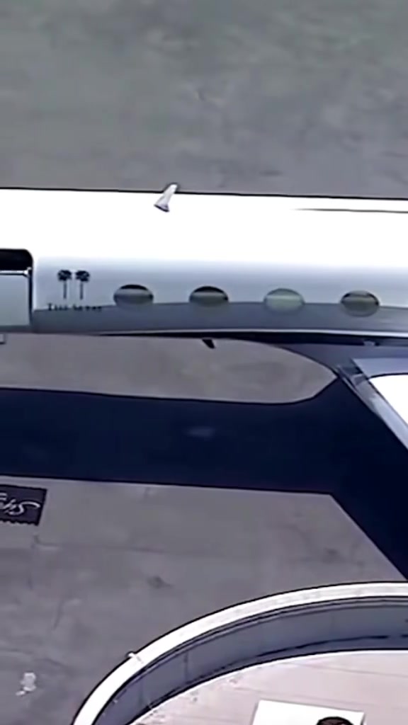 太壕了吧詹姆斯結(jié)束度假 乘坐私人飛機(jī)回家