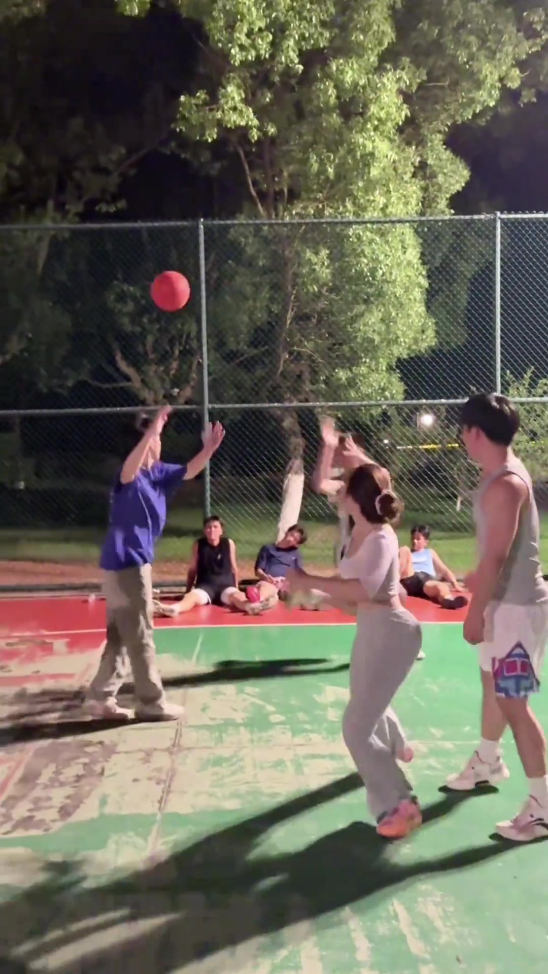 瑜伽褲打籃球小姐姐都分不清誰是對手誰是隊友了