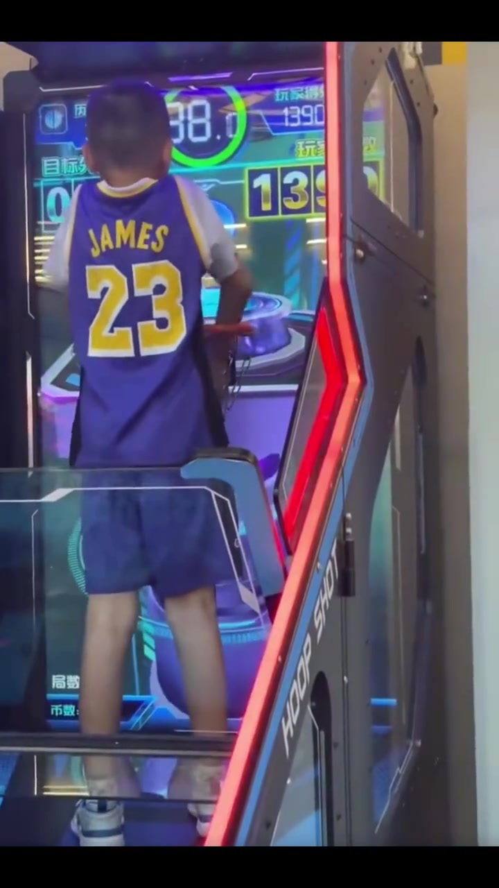 詹姆斯把球衣給我脫了小男孩身穿老詹球衣在投籃機(jī)上瘋狂刷分