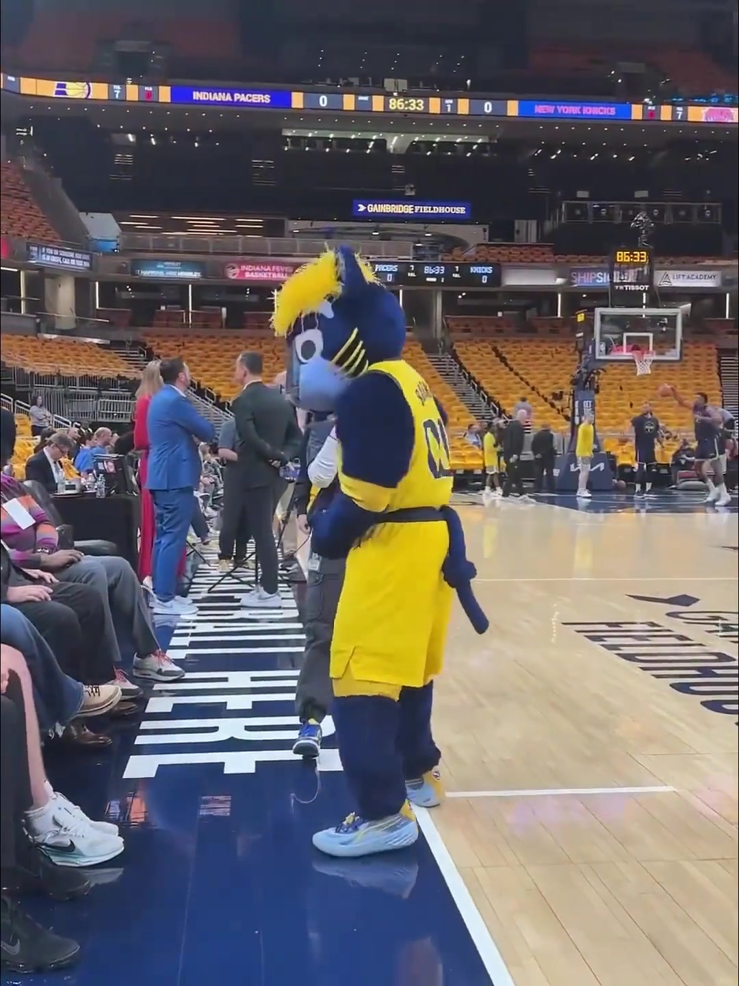 鯊魚慘遭步行者吉祥物隔扣哈哈哈