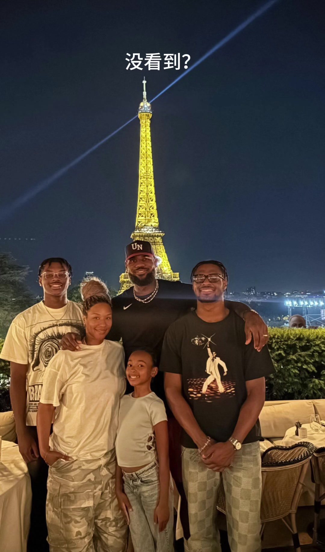 誰能在詹姆斯一家的度假合照中 一眼就能看到格林