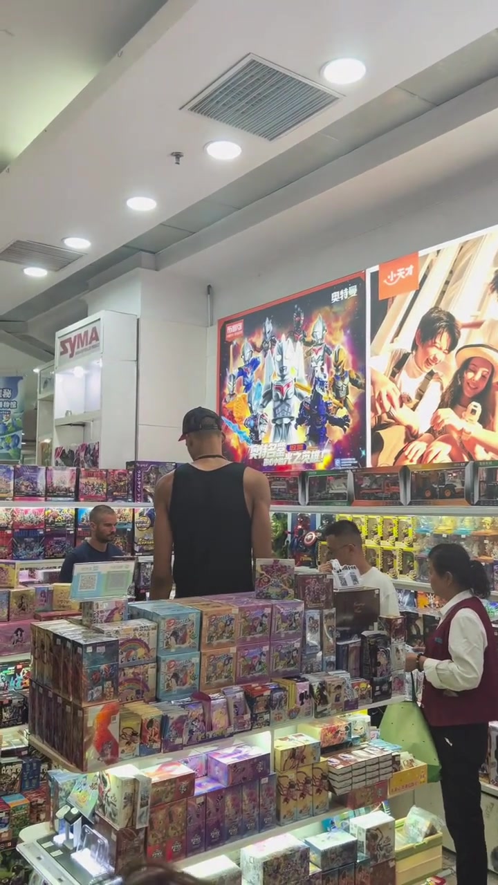 他還是個孩子啊文班亞馬在北京商場挑奧特曼玩具