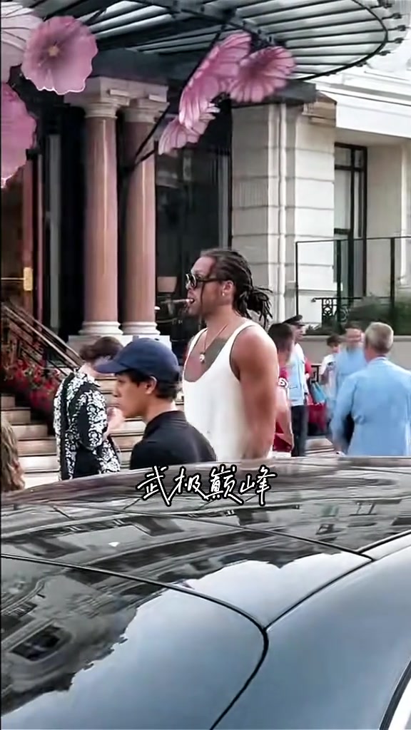 戈登出現(xiàn)在摩納哥街頭流浪漢穿搭全靠建模撐