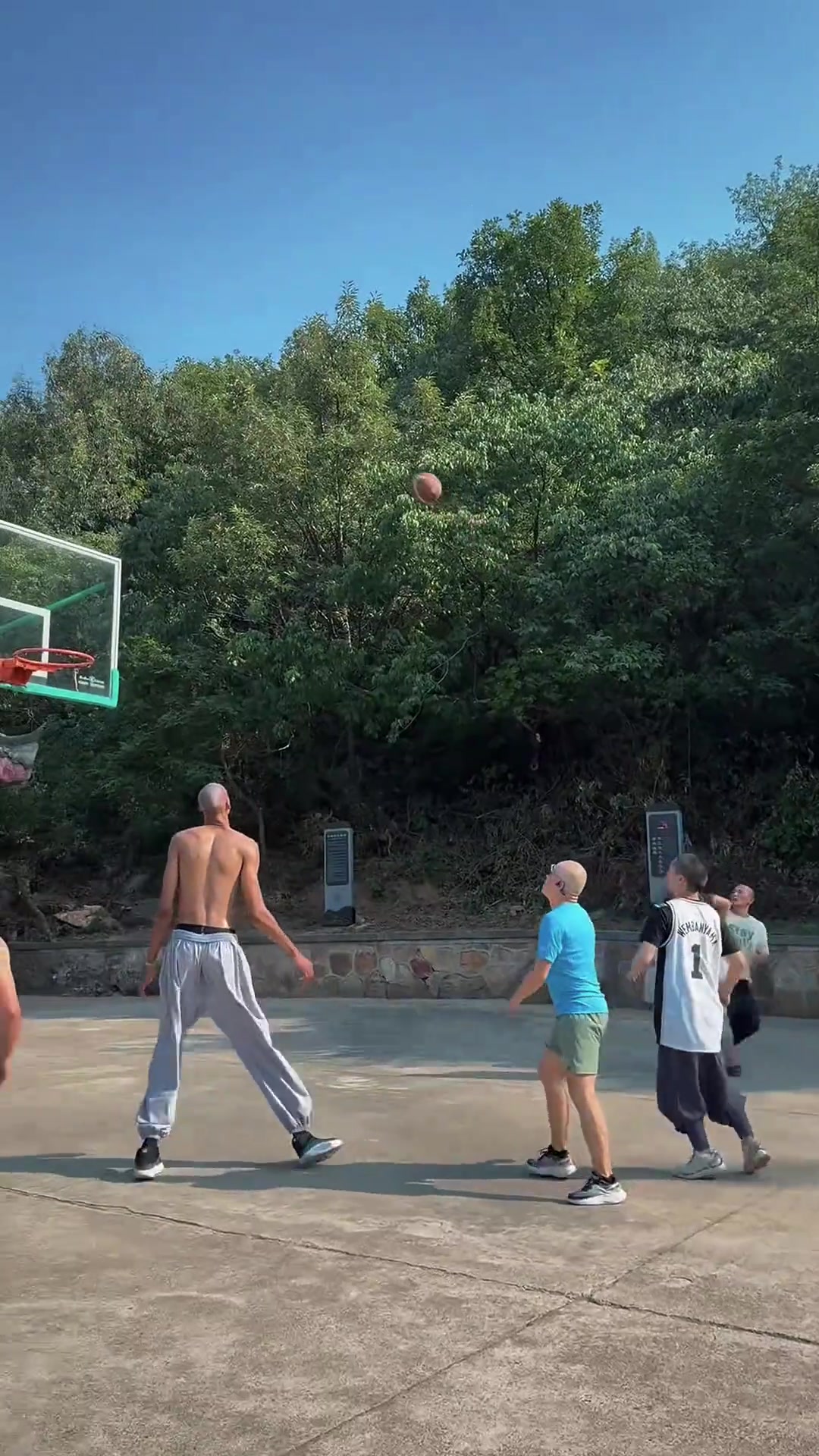 我?guī)煹艽騈BA的文班在少林寺時和師兄們打球 各種空接暴扣啊