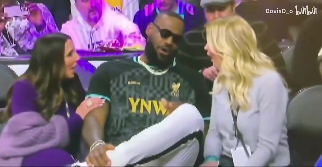 名場面詹姆斯坐在珍妮阿姨和她的閨蜜之間逗得兩個(gè)人花枝亂顫