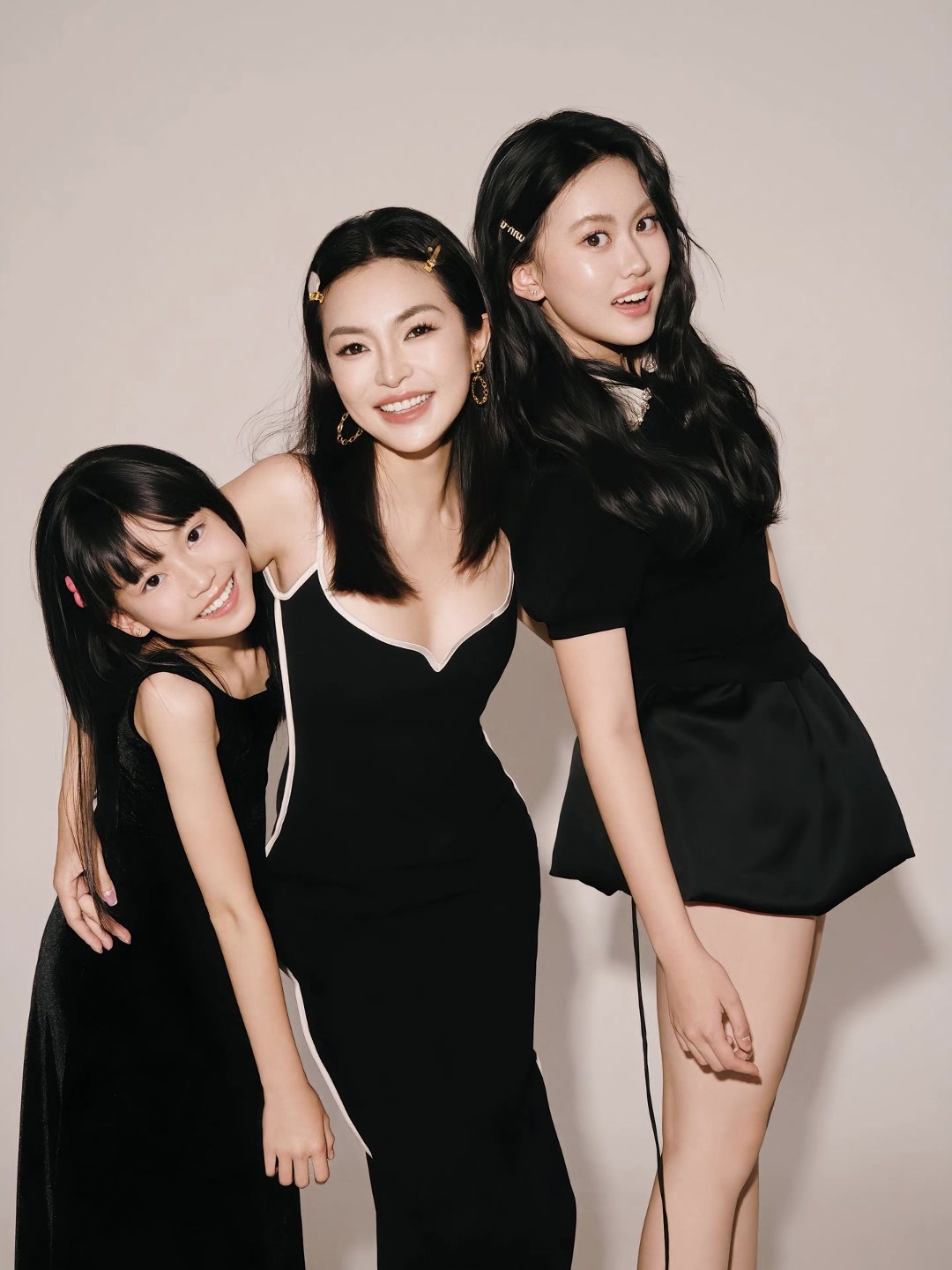 劉維偉糊涂啊劉維偉老婆曬和兩個(gè)女兒寫(xiě)真照我們的全家福2.0版本