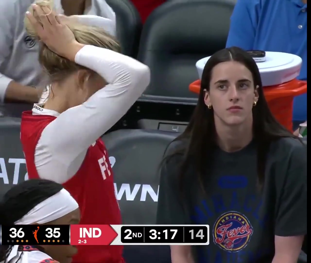 想啥呢克拉克看到康寧漢姆頭發(fā)之后露出詭異一笑