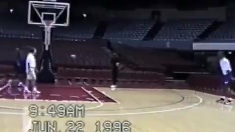 科比選秀前在快船試訓(xùn)的視頻沒想到快船沒看上