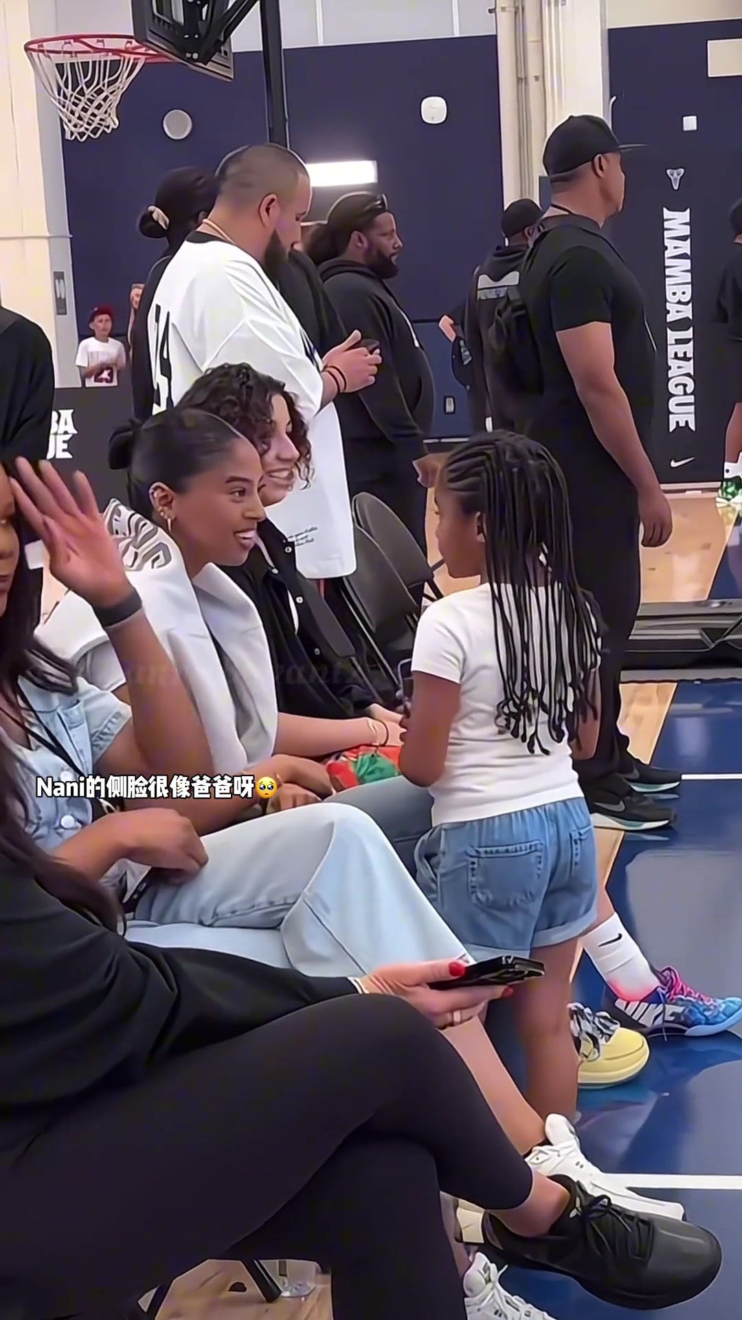 科比大女兒娜娜現(xiàn)身球館看籃球比賽 并和一小妹妹擁抱交流
