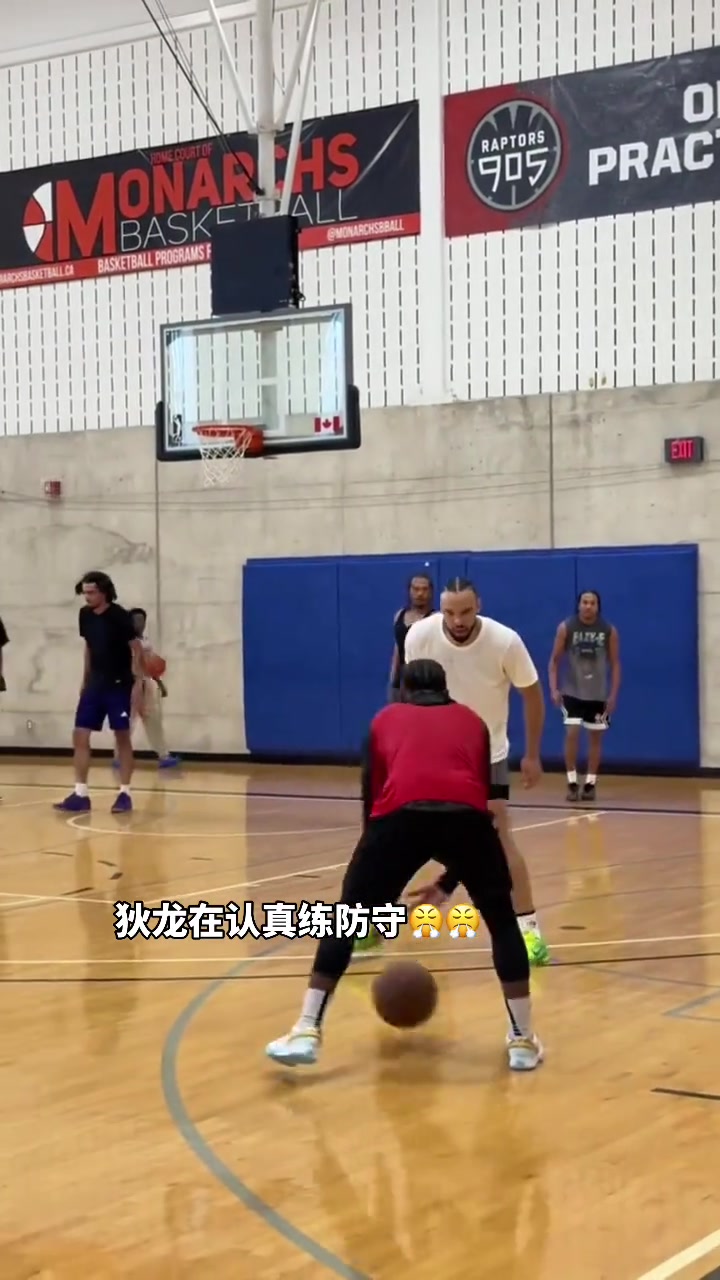 感覺壯了好多狄龍?zhí)焯炀团菰谟?xùn)練營練習(xí)防守