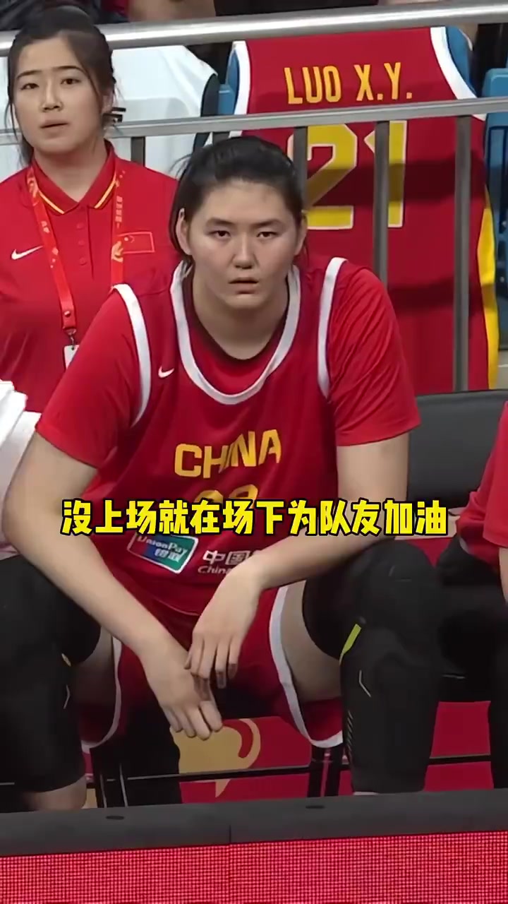 日本球員在防守中針對張子宇各種推搡張子宇直接把她撞倒