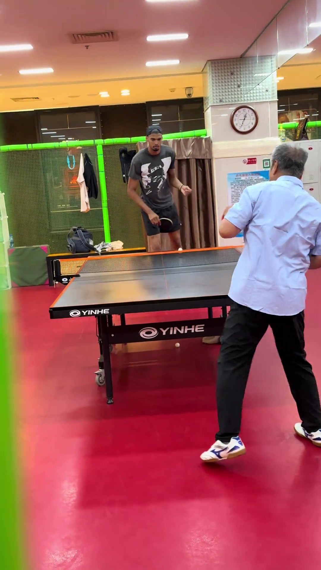 有點天賦的文班亞馬打乒乓球 這一招一式看著相當專業(yè)啊