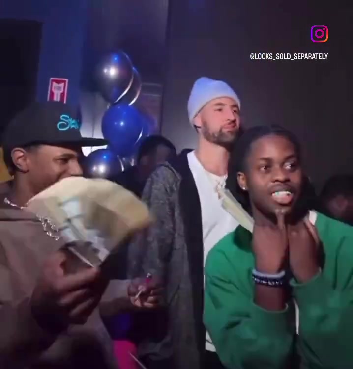 克萊在夜店搖頭晃腦隨樂而動 友人一旁搖晃一沓美金搶鏡