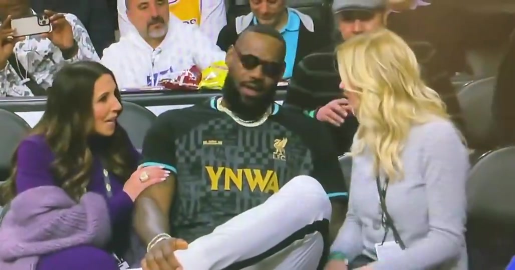 老詹此前坐在珍妮巴斯和她的閨蜜中間逗得兩位阿姨開心大笑