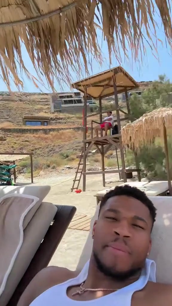 字母哥在希臘玩得不亦樂(lè)乎配文Nothing better than Greece