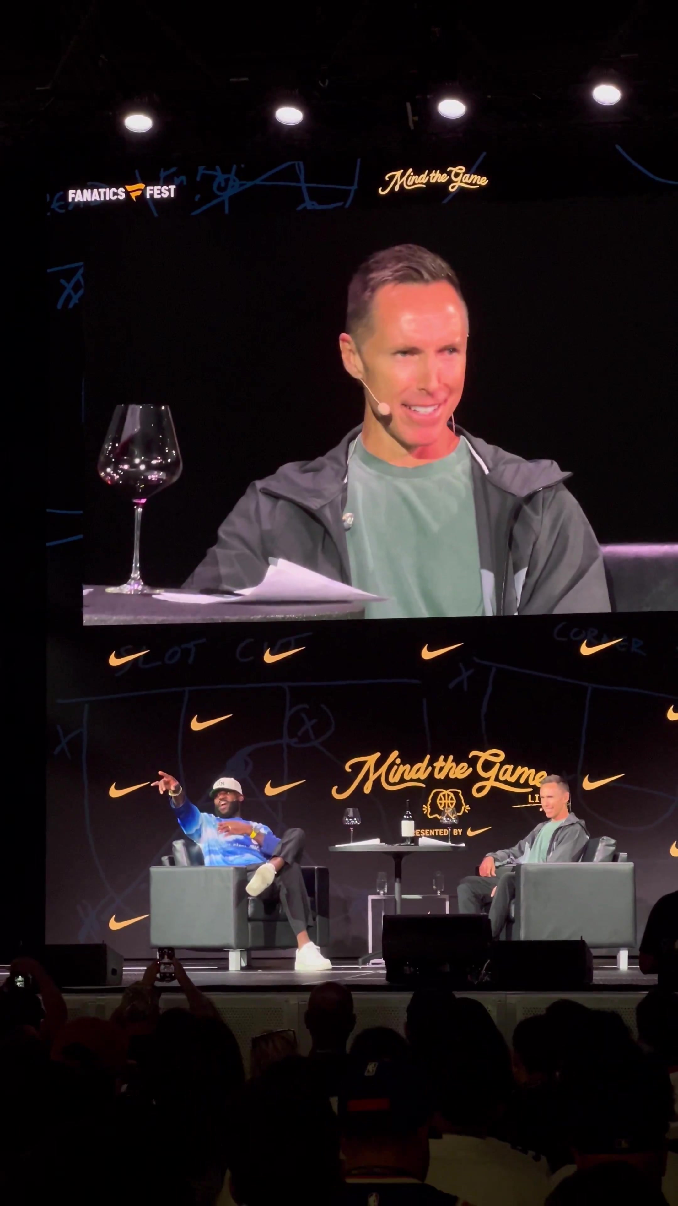 笑嘻了詹姆斯在活動現(xiàn)場喊話尼克斯球迷明年進(jìn)總決賽