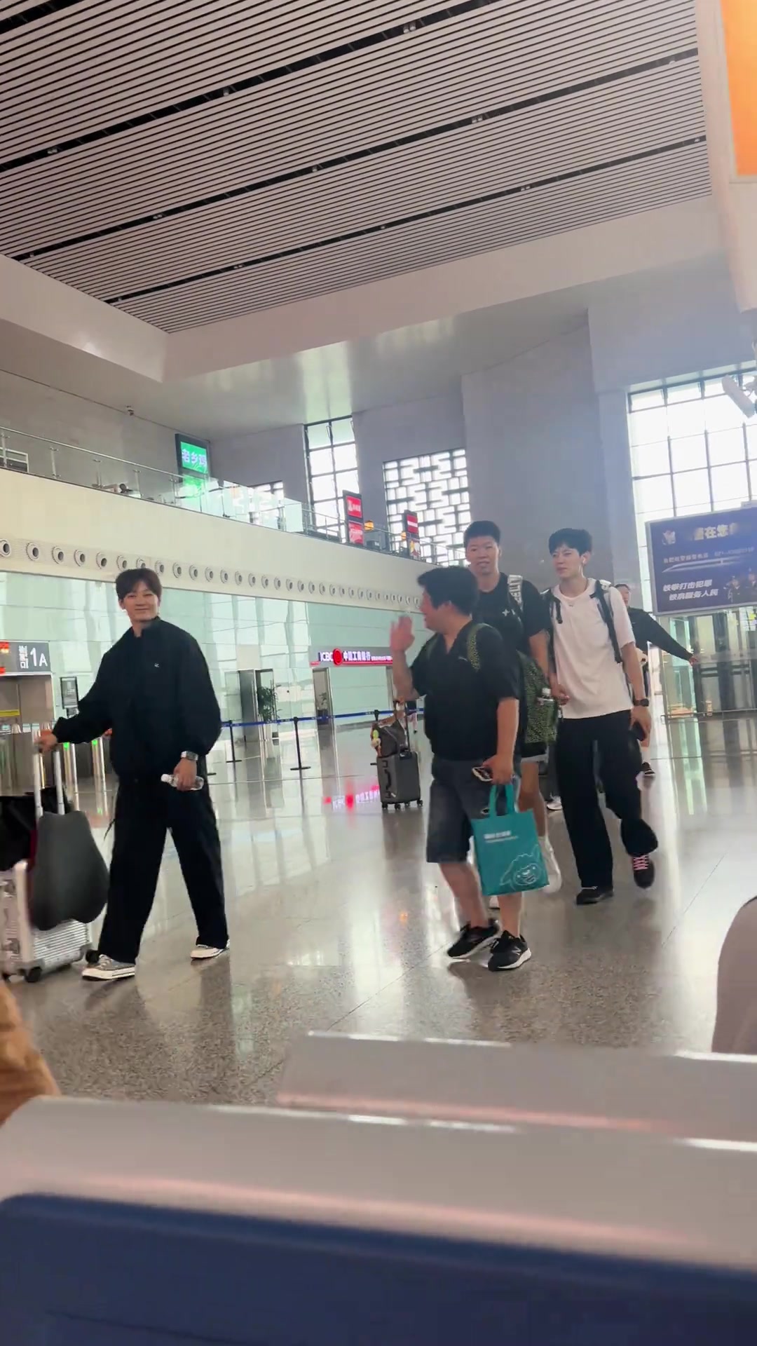網(wǎng)友在合肥南站偶遇中國女籃隊員們 張子宇真的好高啊