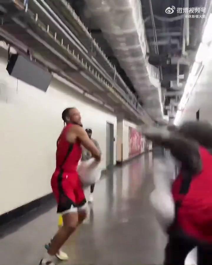 這個(gè)畫面也太歡樂了狄龍拿著枕頭暴打火箭吉祥物